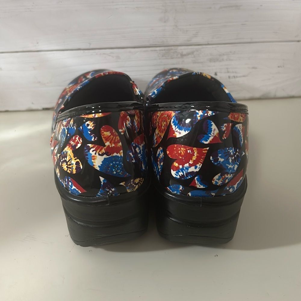 Easy Works By Easy Street Laurie 7 W Clogs Tie Dye Hearts Slip Resistant - Picture 4 of 7